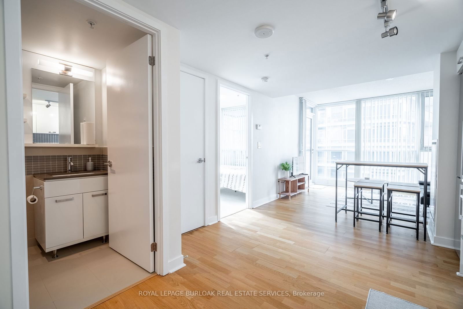 295 Adelaide St W, unit 1310 for rent