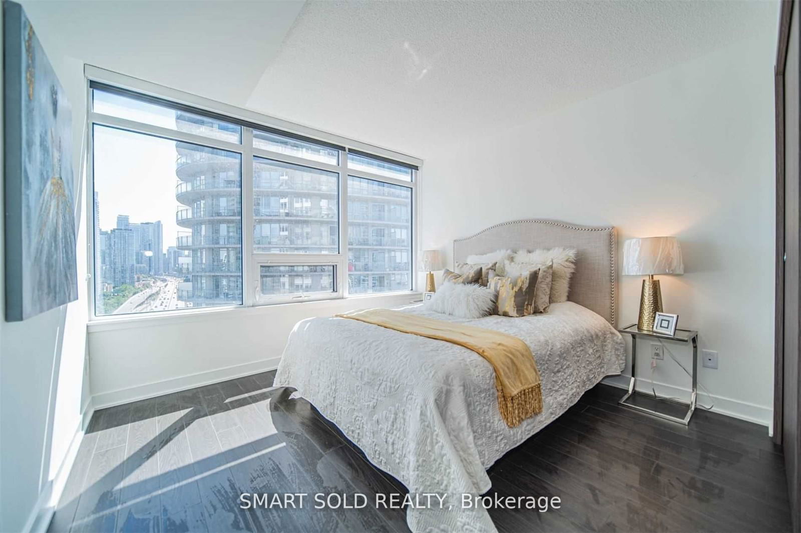 17 Bathurst St, unit 2012 for rent