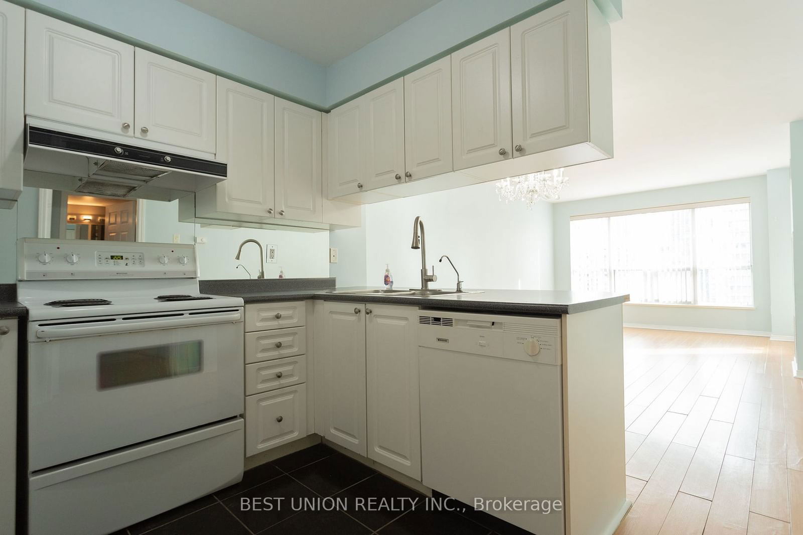 909 Bay St, unit 2206 for rent