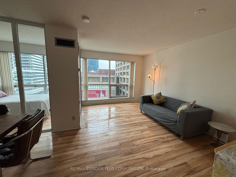 10 Yonge St, unit 809 for rent