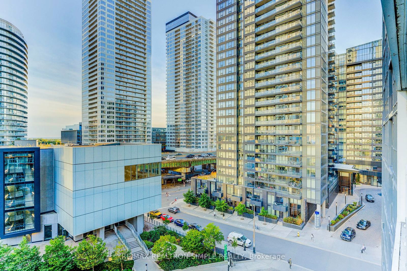 85 Queen's Wharf Rd, unit 802 for sale