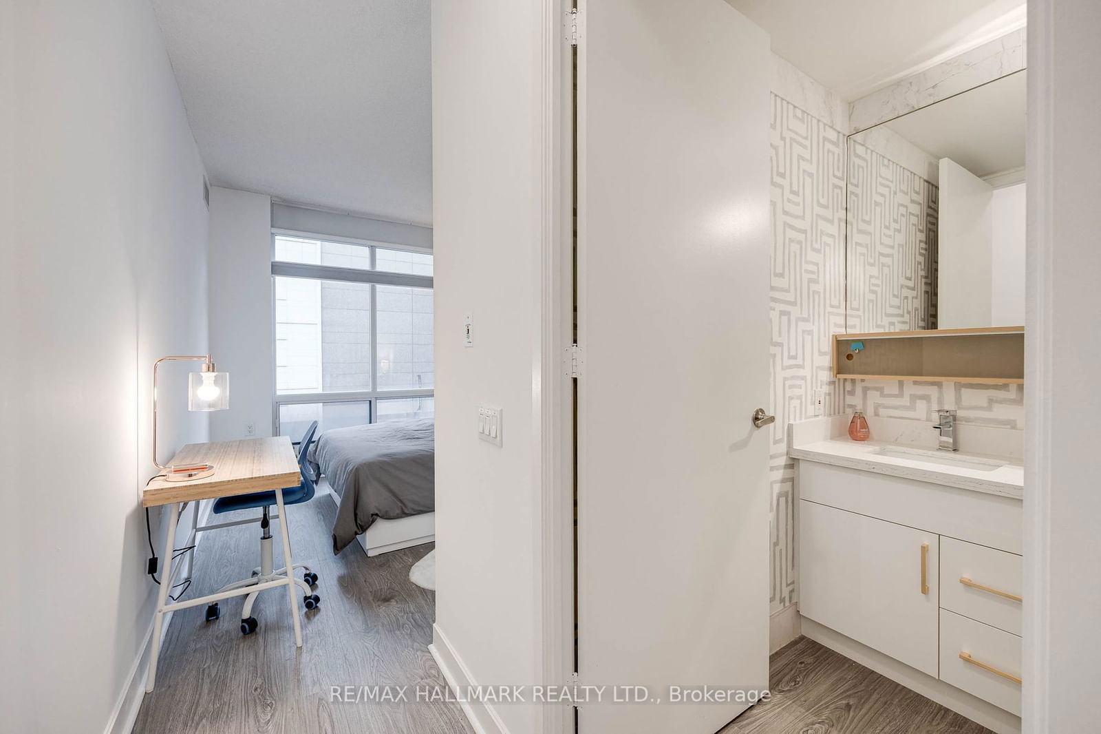 85 Bloor St E, unit 402 for sale