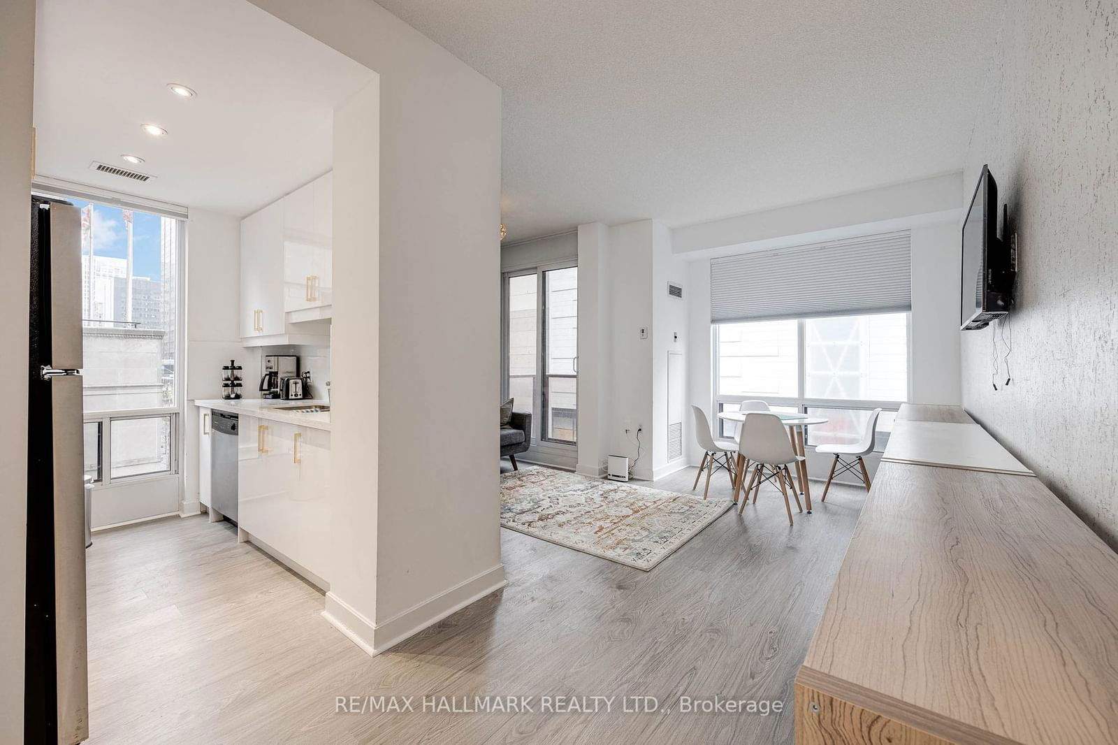 85 Bloor St E, unit 402 for sale