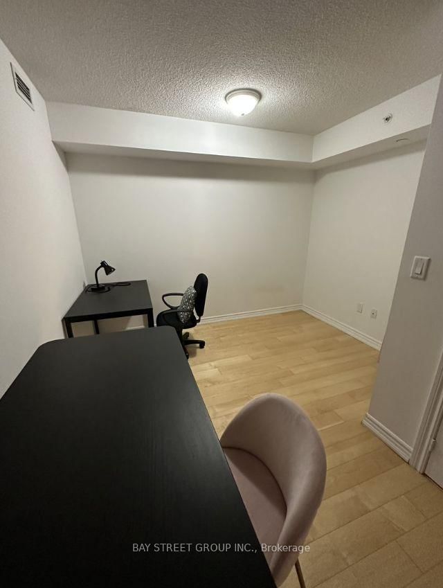 386 Yonge St, unit 817 for rent