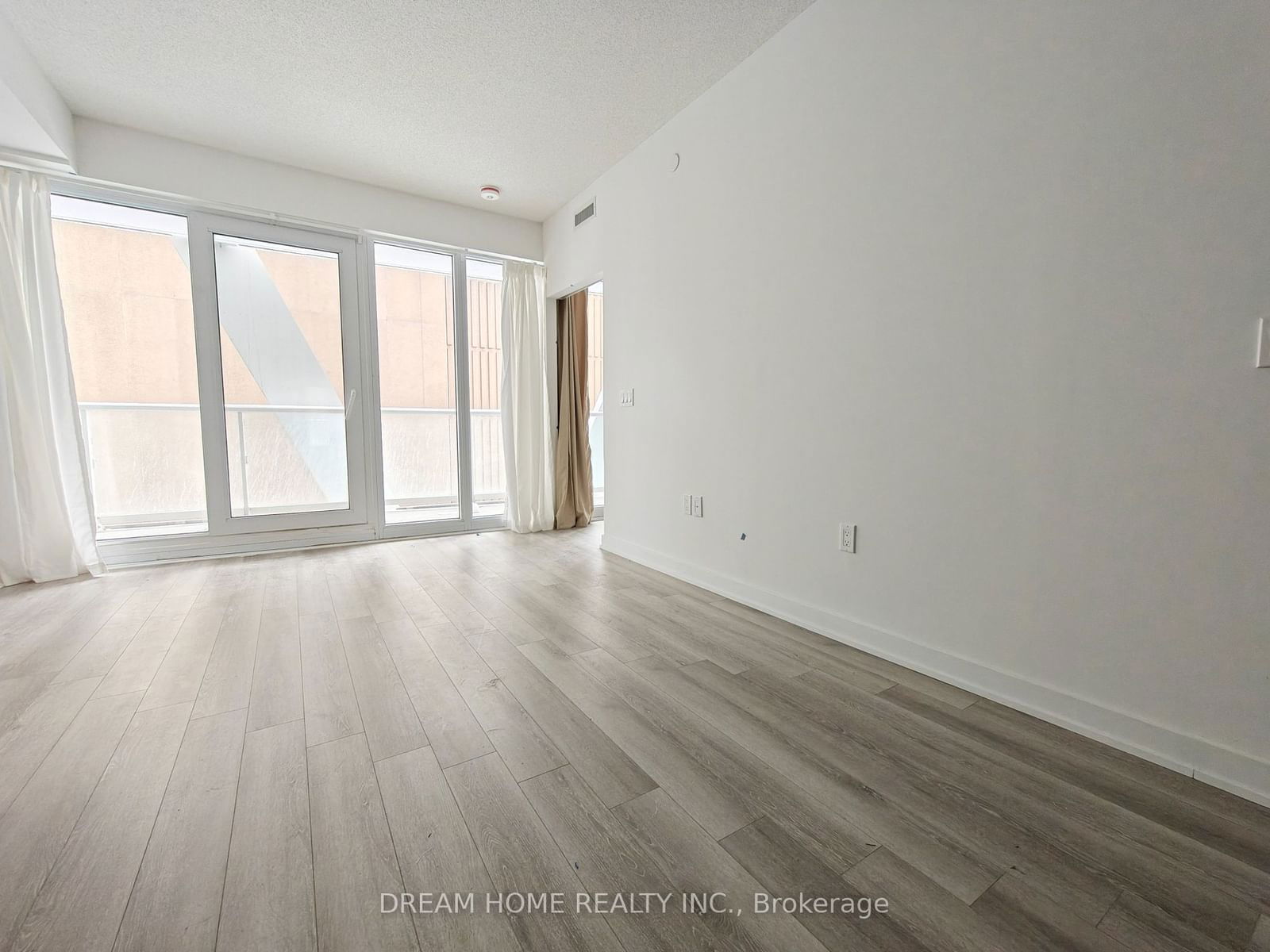 230 Simcoe St, unit 829 for rent