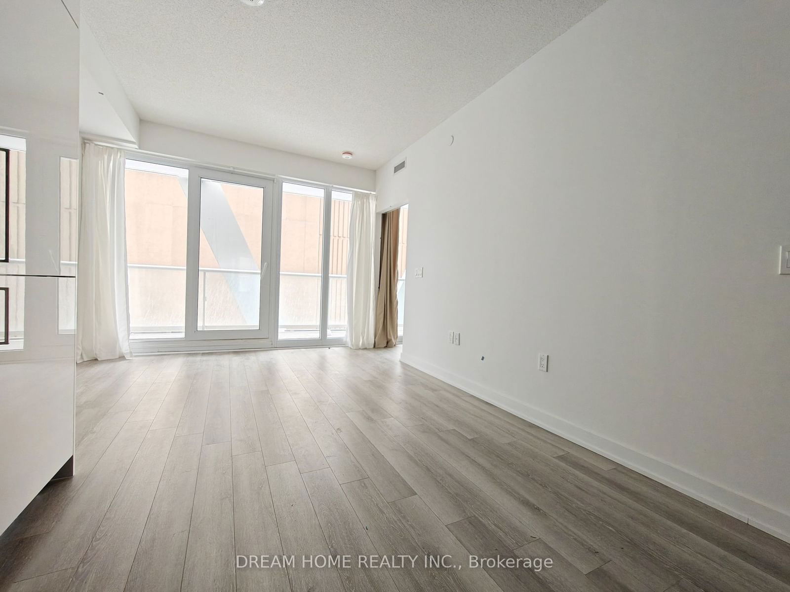 230 Simcoe St, unit 829 for rent