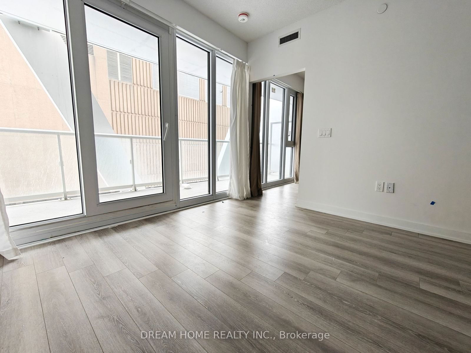 230 Simcoe St, unit 829 for rent