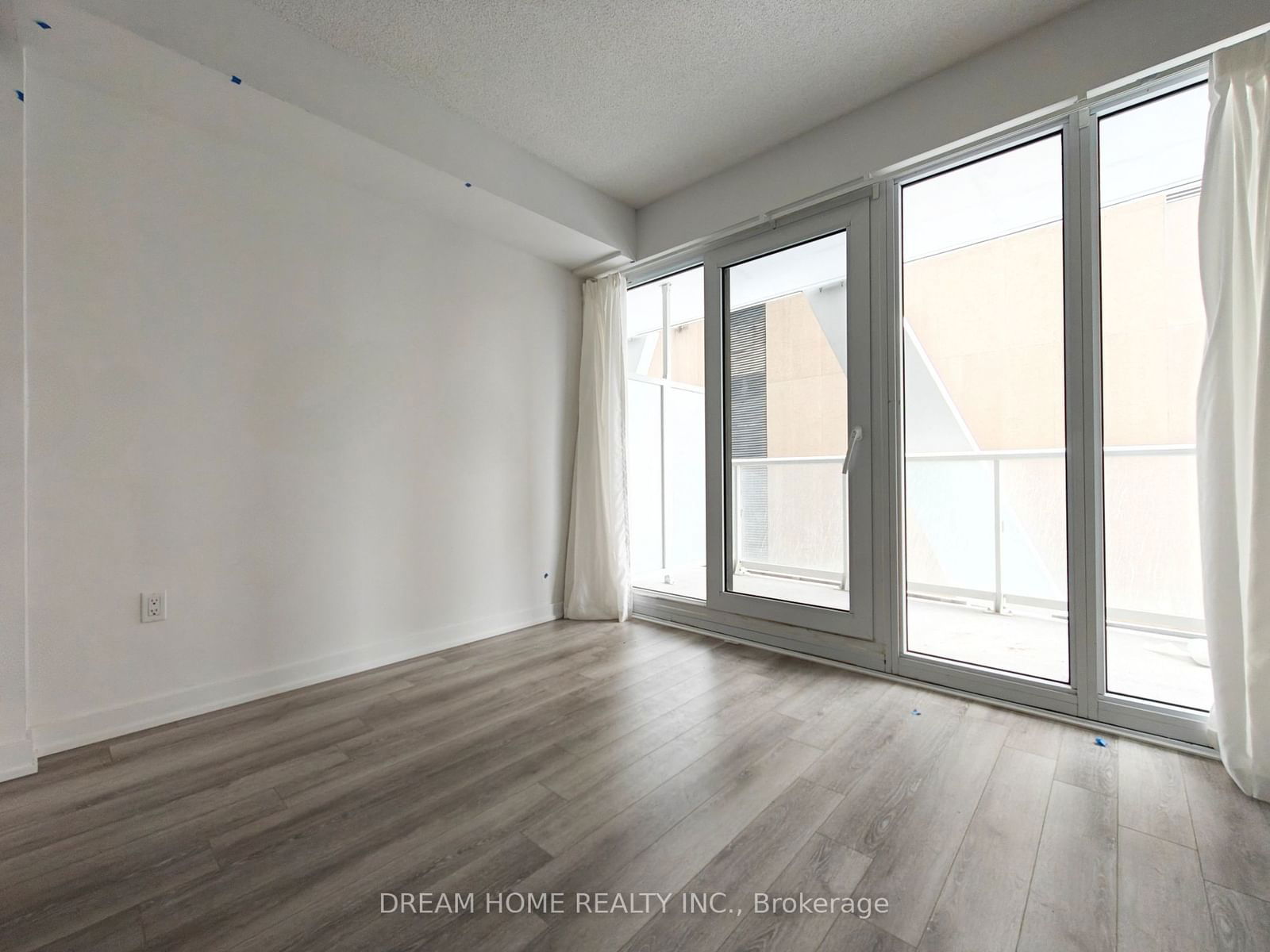 230 Simcoe St, unit 829 for rent