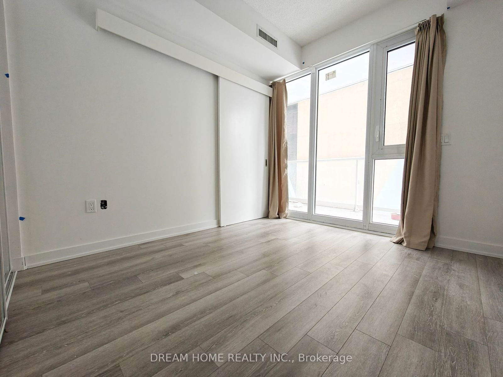 230 Simcoe St, unit 829 for rent