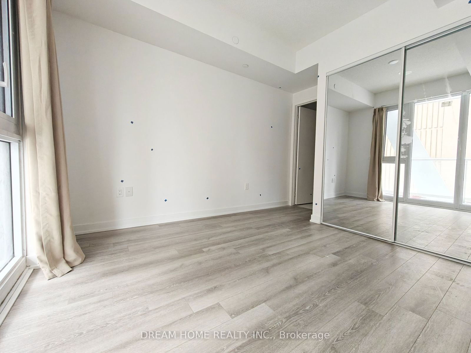 230 Simcoe St, unit 829 for rent