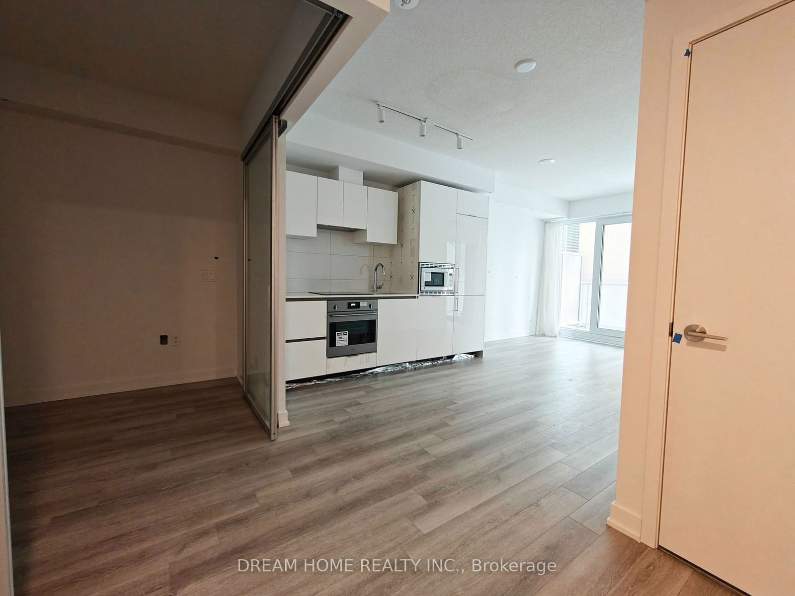 230 Simcoe St, unit 829 for rent