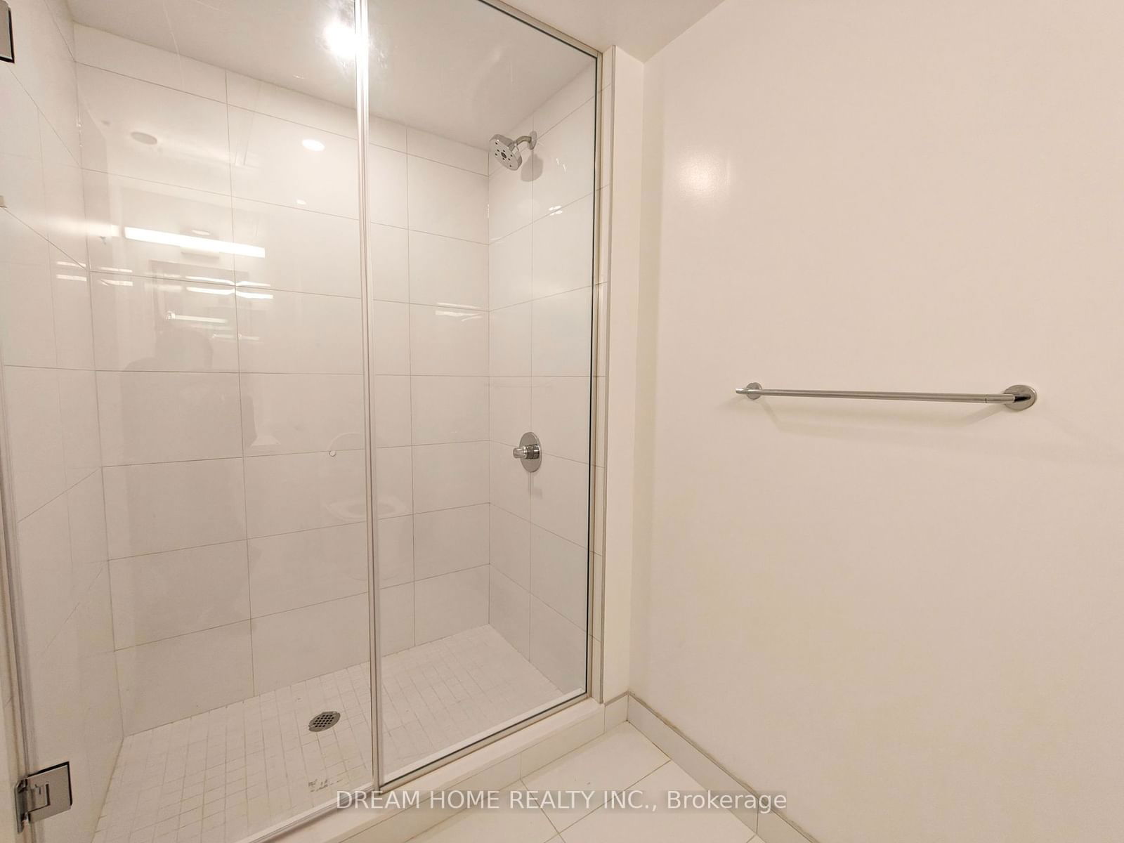 230 Simcoe St, unit 829 for rent