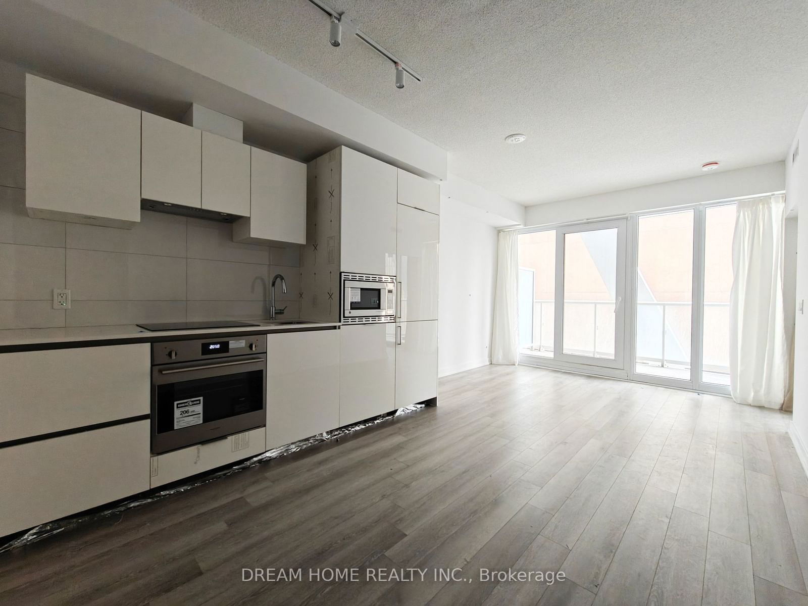 230 Simcoe St, unit 829 for rent