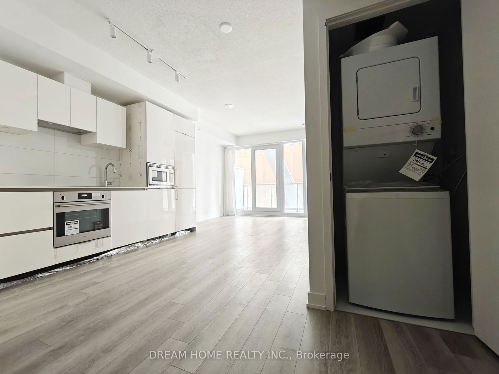 230 Simcoe St, unit 829 for rent