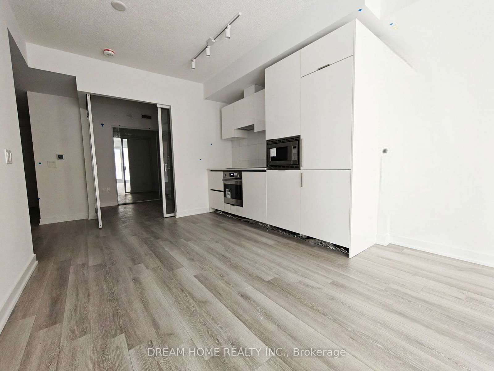 230 Simcoe St, unit 829 for rent