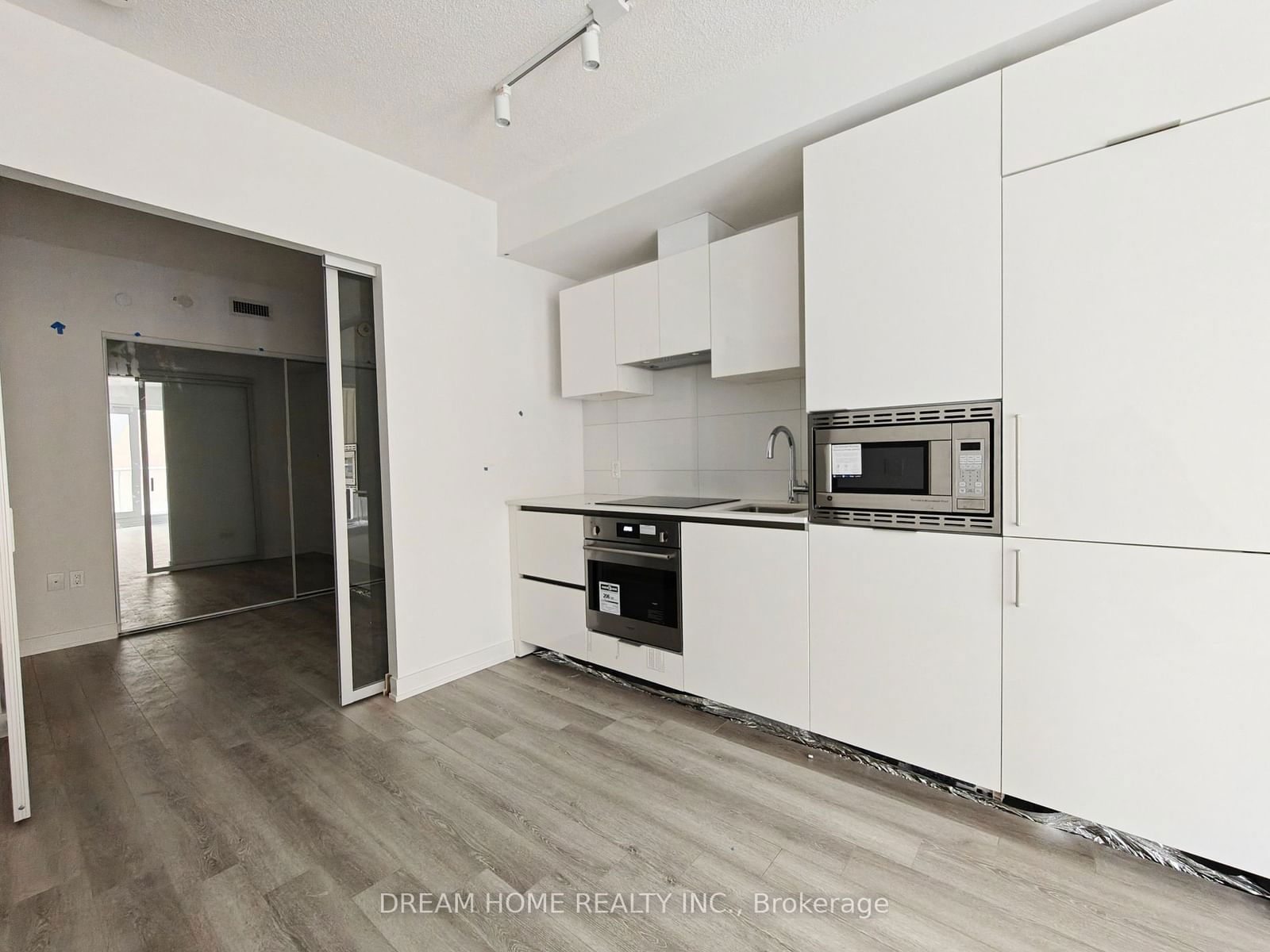 230 Simcoe St, unit 829 for rent