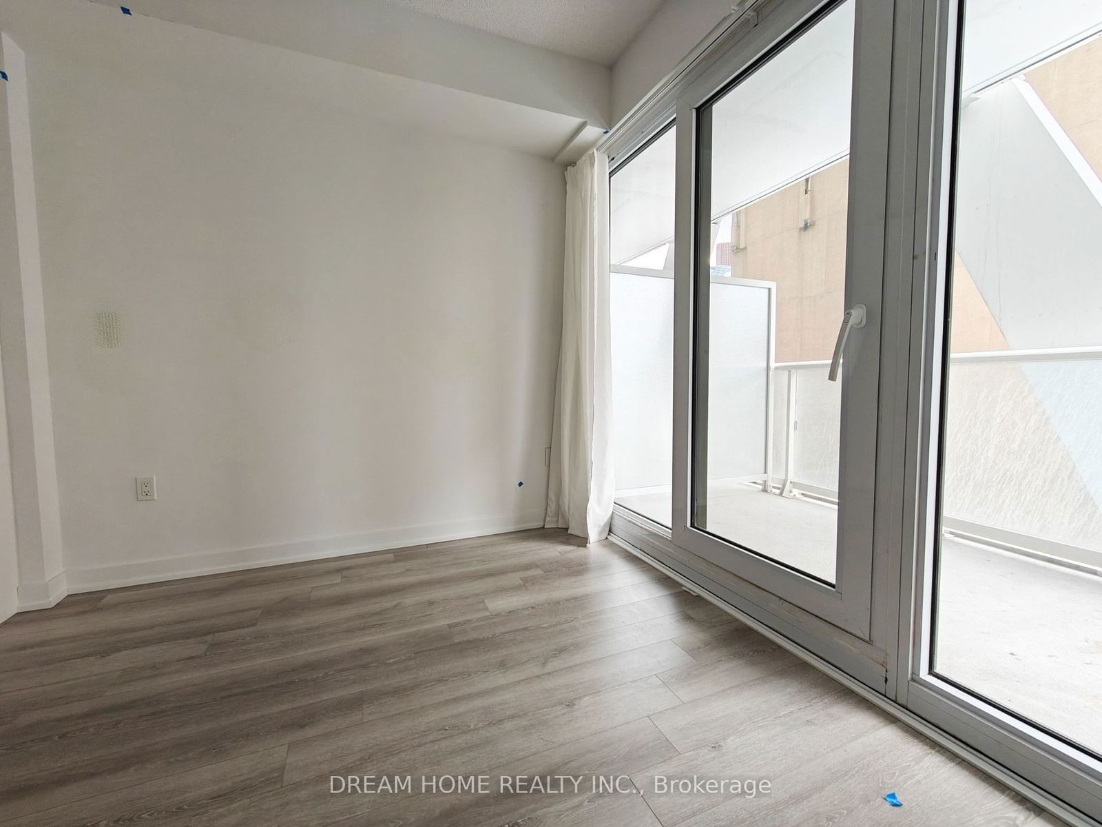 230 Simcoe St, unit 829 for rent