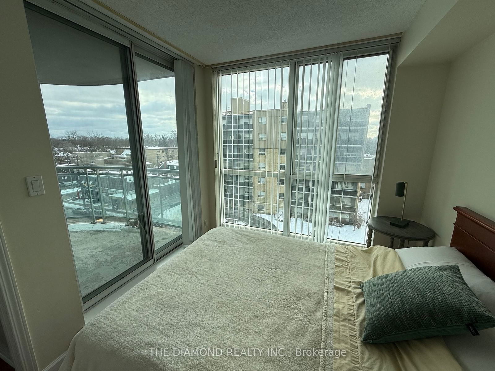 398 Eglinton Ave E, unit 707 for rent