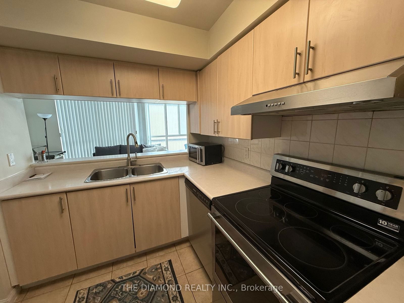 398 Eglinton Ave E, unit 707 for rent