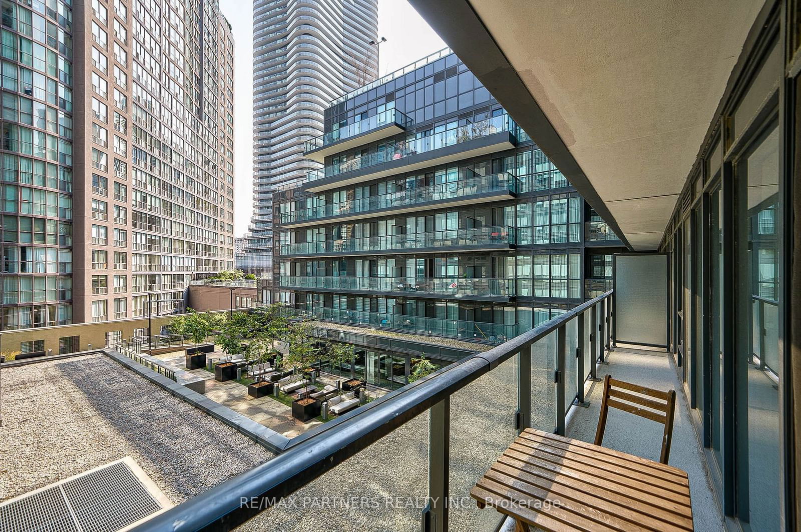 955 Bay St, unit 427 for rent