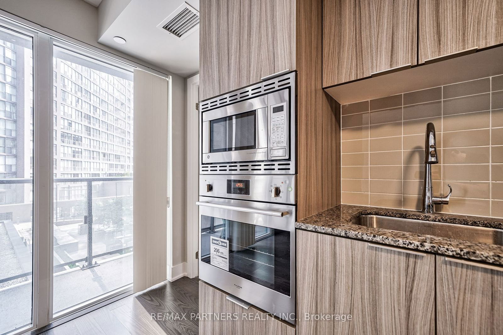 955 Bay St, unit 427 for rent