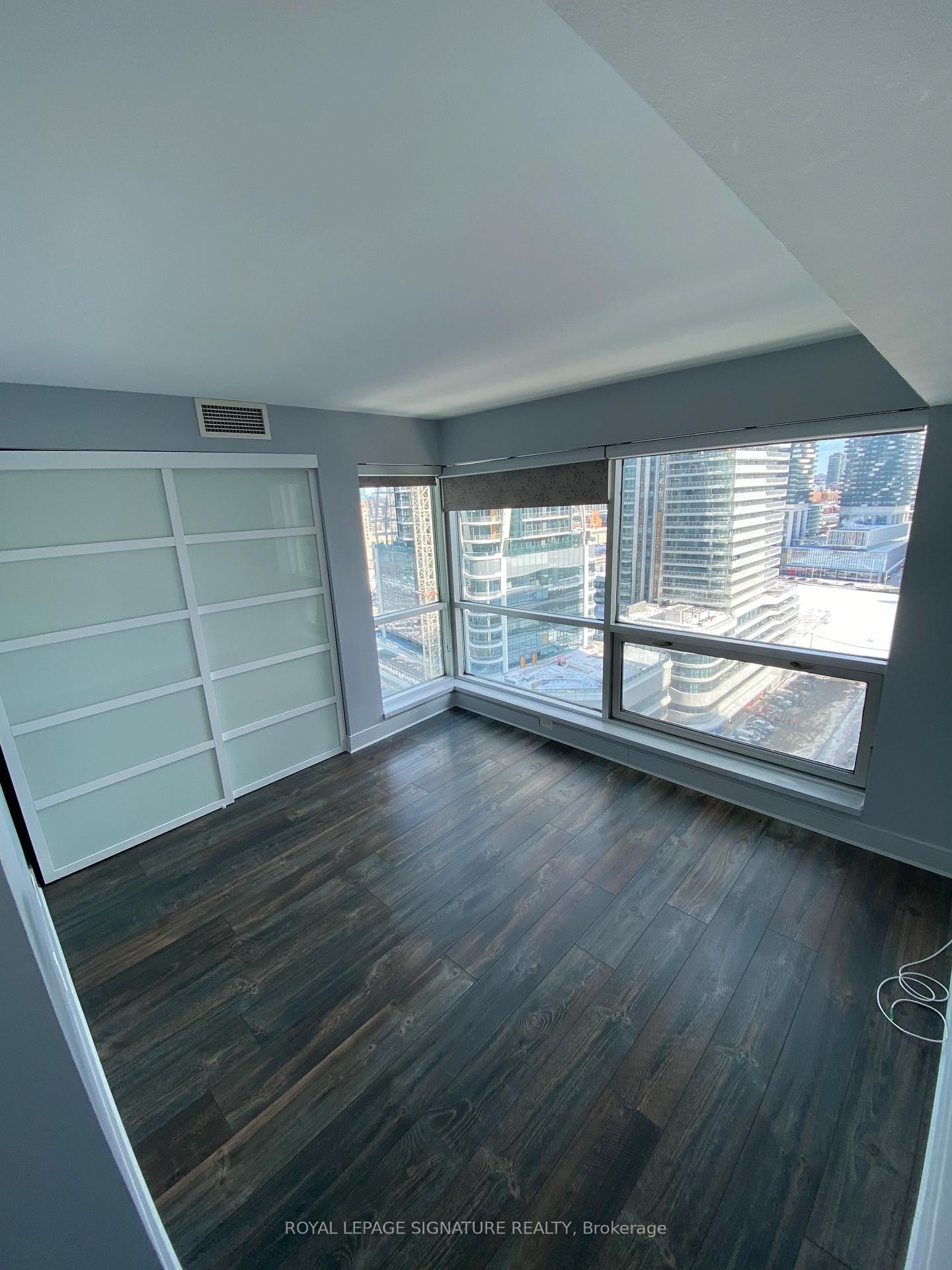 10 Yonge St, unit 2107 for rent