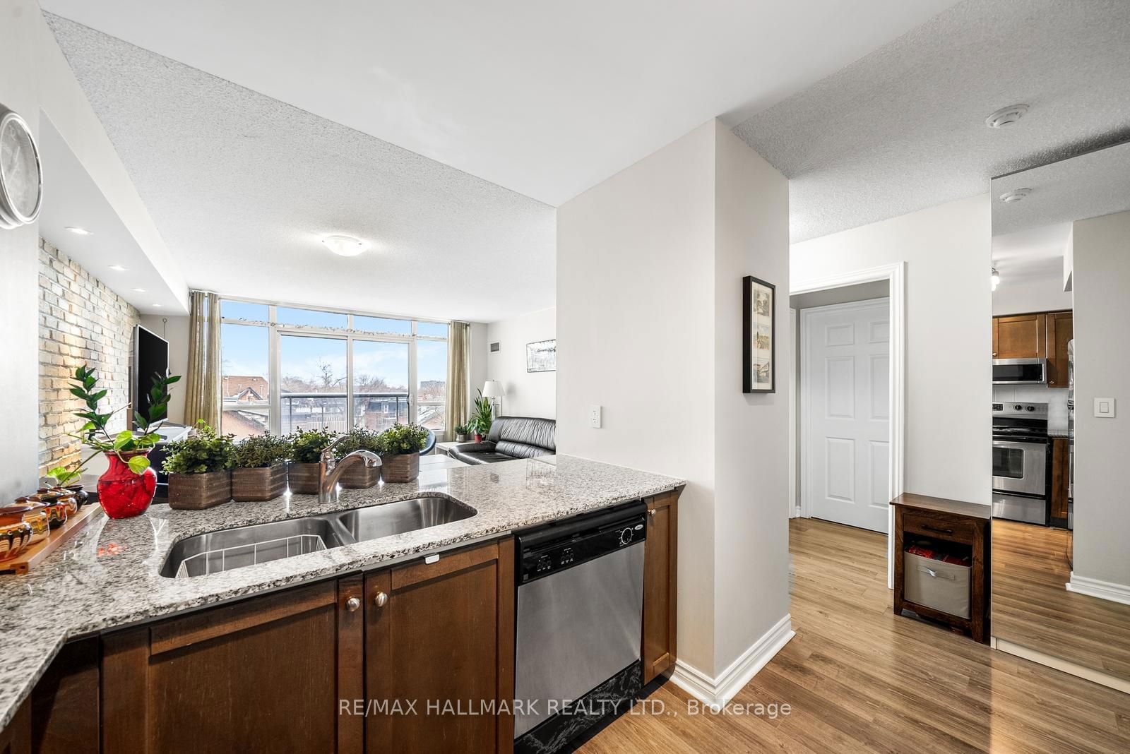 225 Wellesley St E, unit 413 for rent