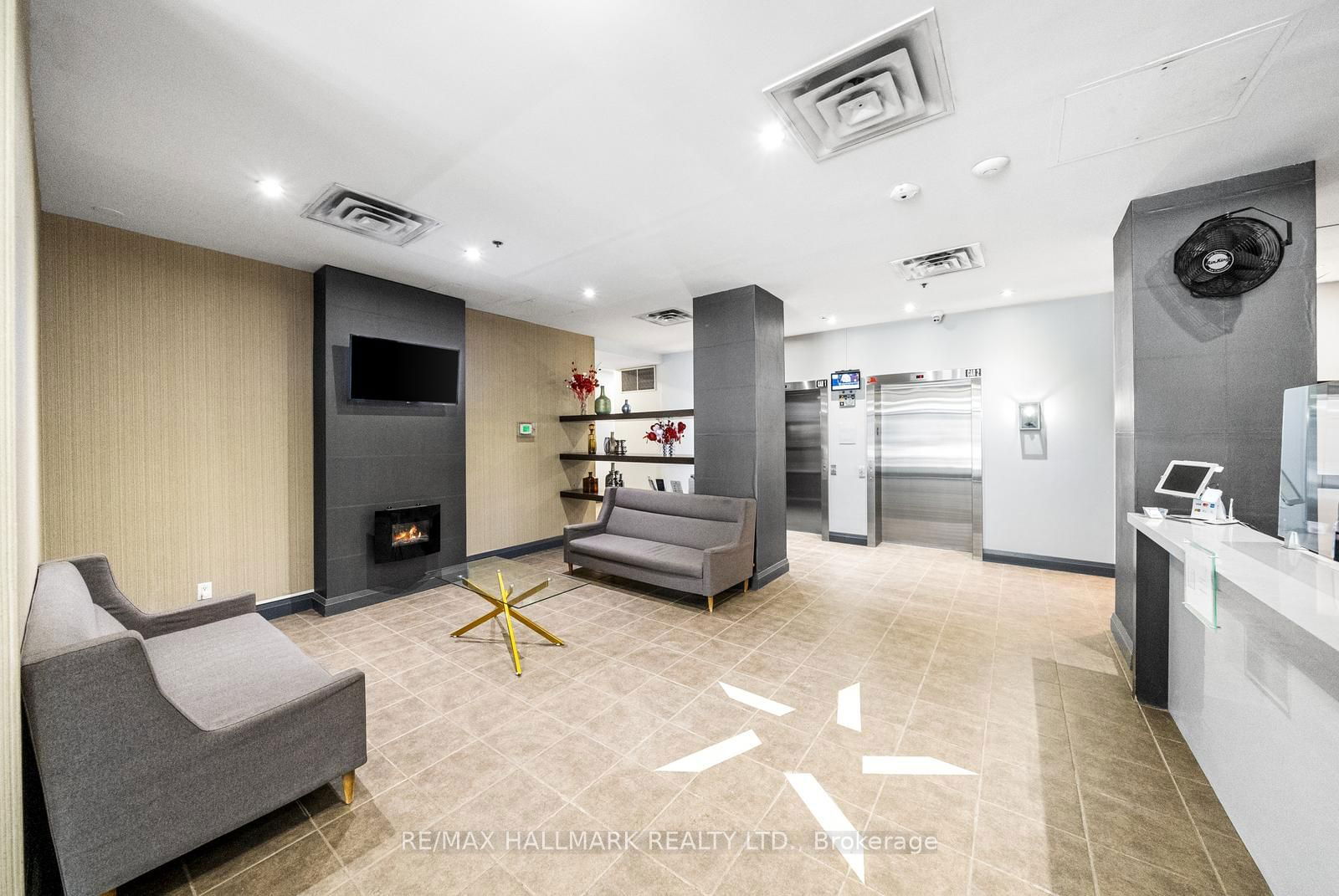 225 Wellesley St E, unit 413 for rent