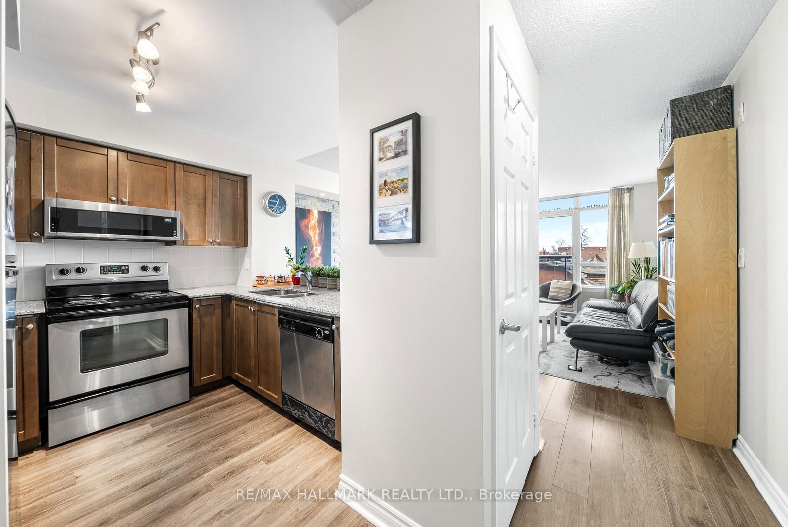 225 Wellesley St E, unit 413 for rent