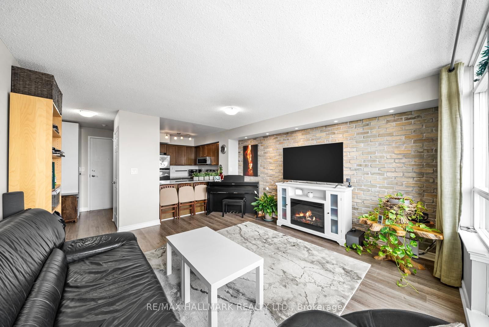 225 Wellesley St E, unit 413 for rent