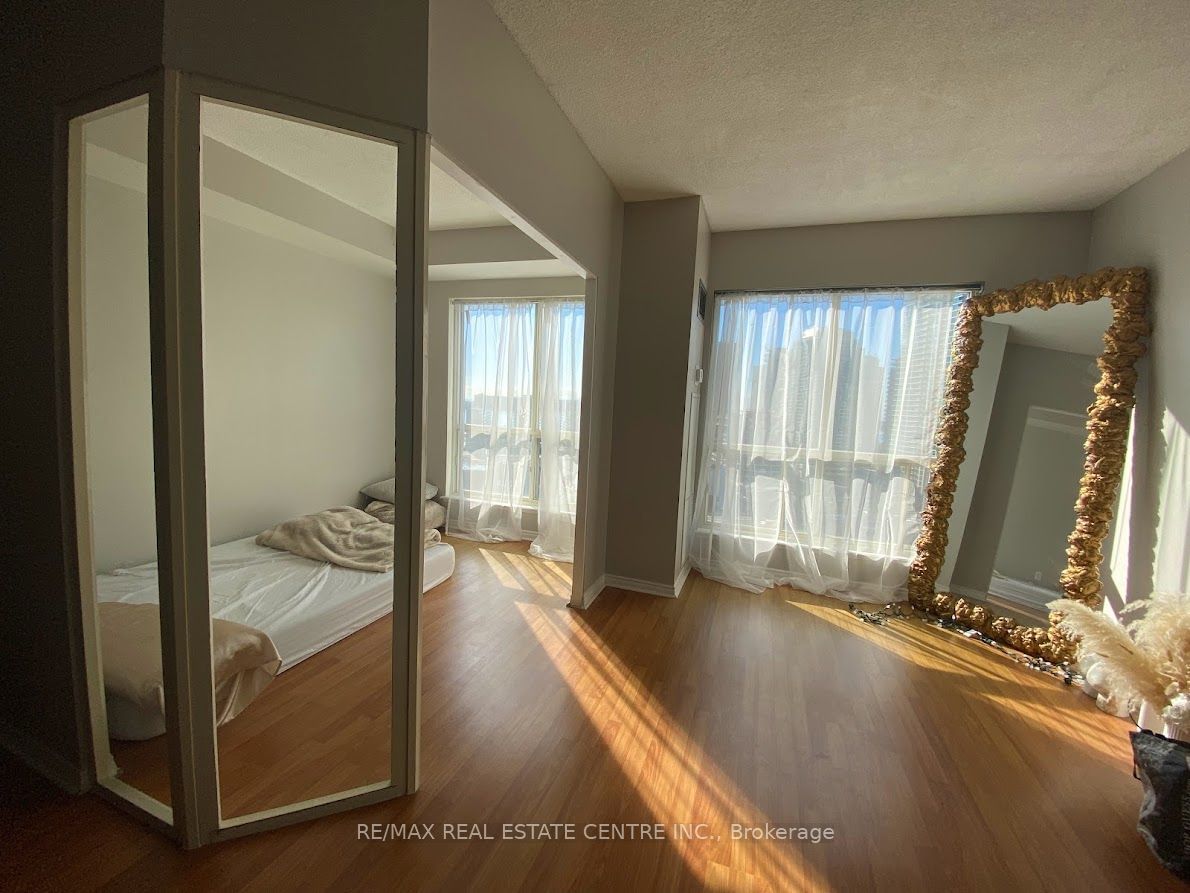 25 The Esplanade, unit 1719 for rent