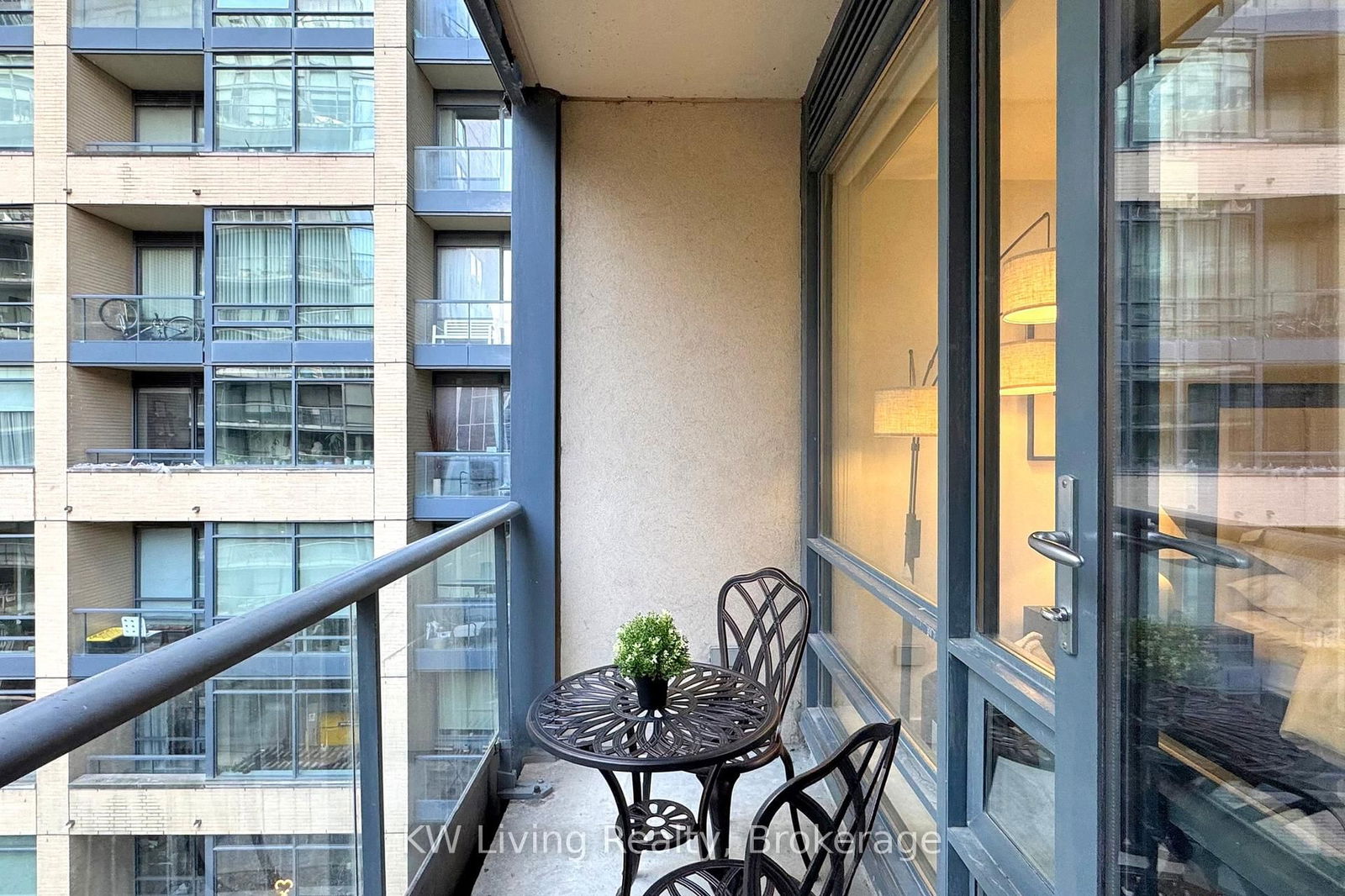 438 King St W, unit 703 for sale