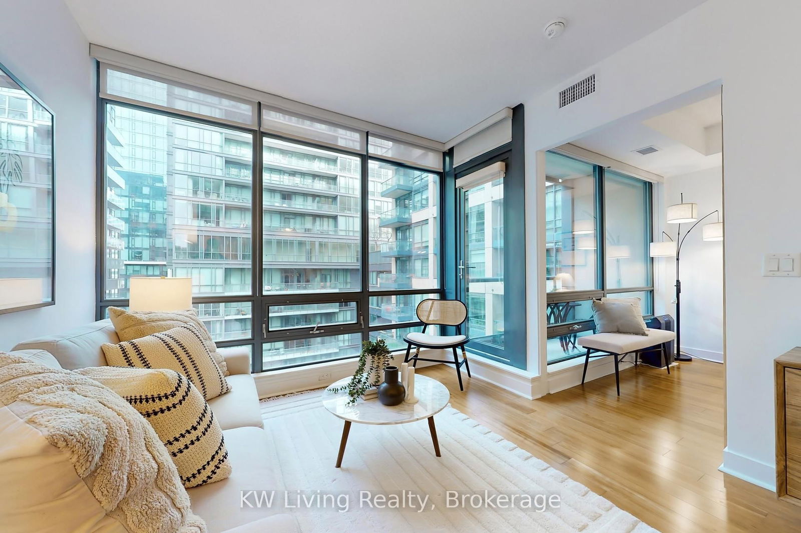 438 King St W, unit 703 for sale