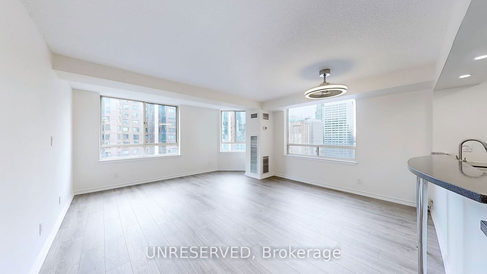 633 Bay St, unit 1711 for rent