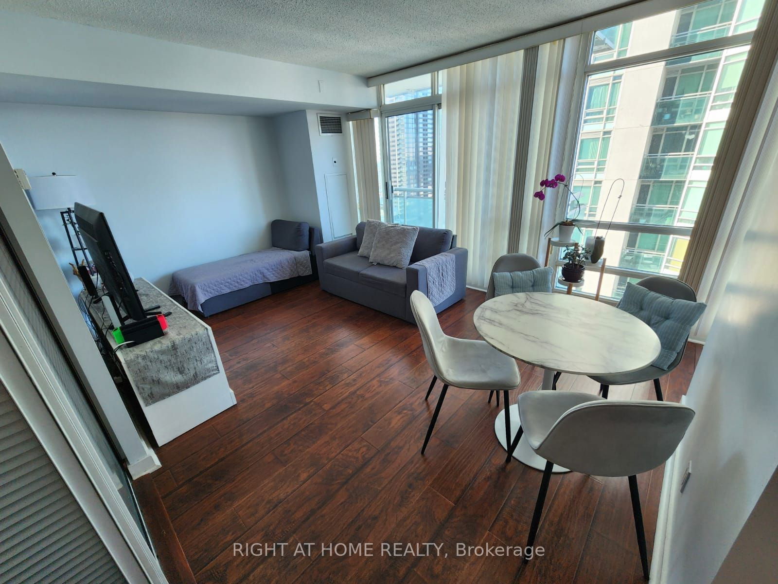 381 Front St W, unit 2001 for rent