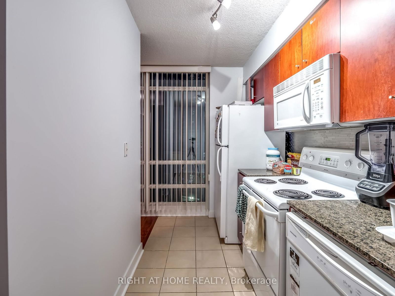 381 Front St W, unit 2001 for rent