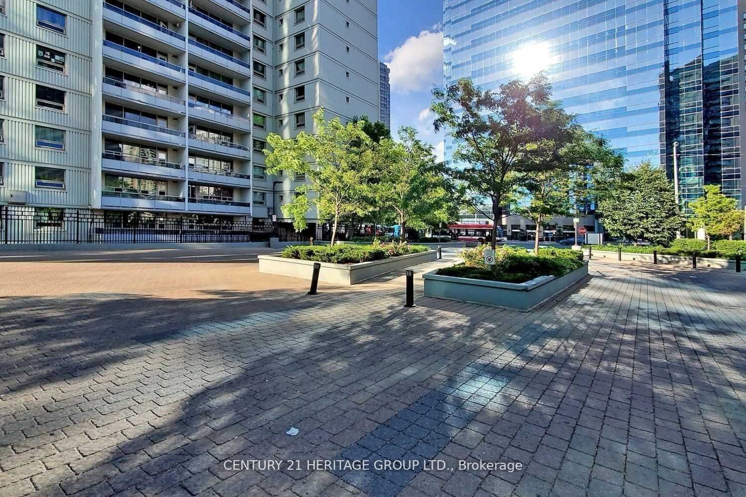 5740 Yonge St, unit 2206 for rent