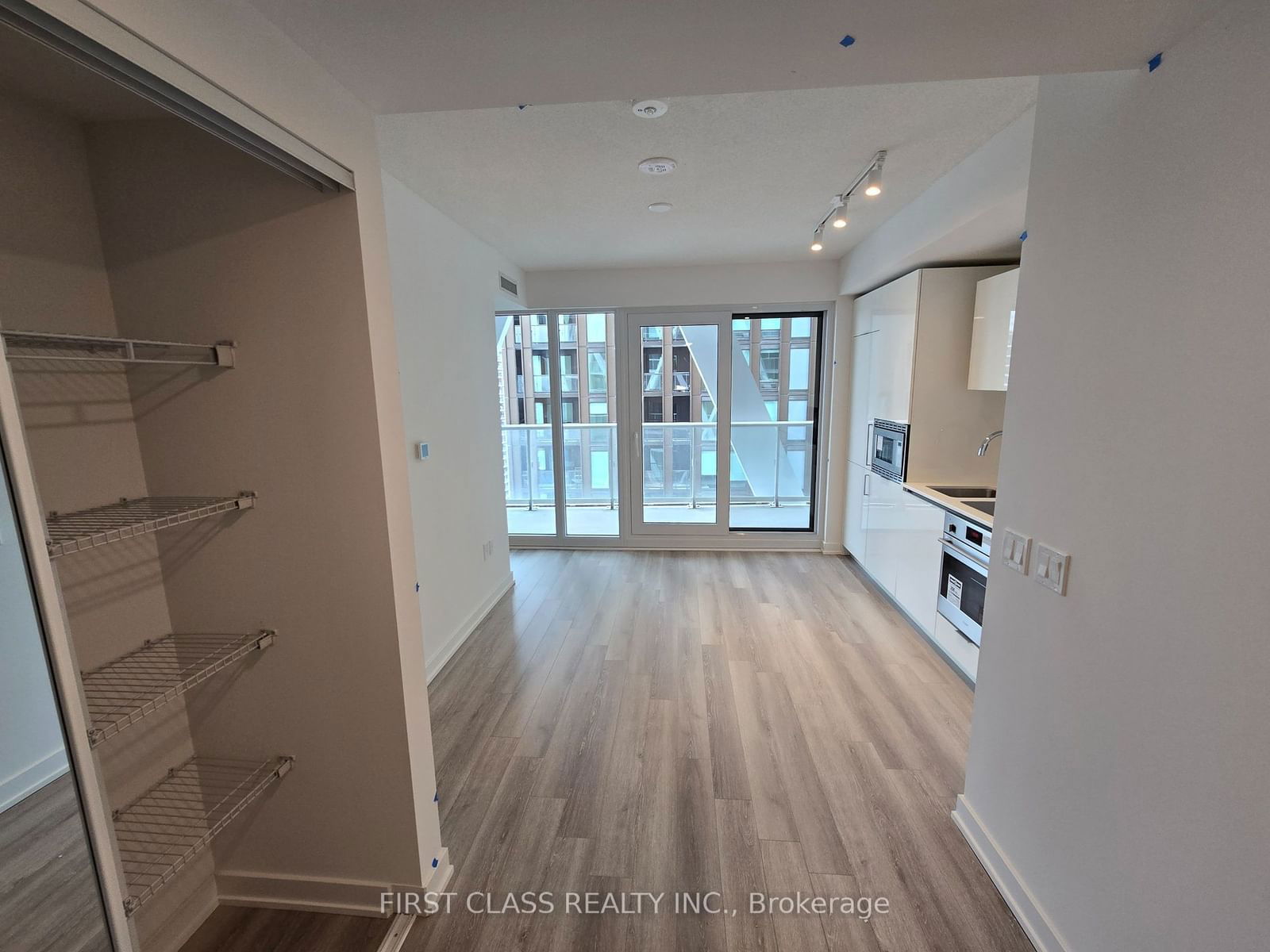 230 Simcoe St, unit 2920 for rent