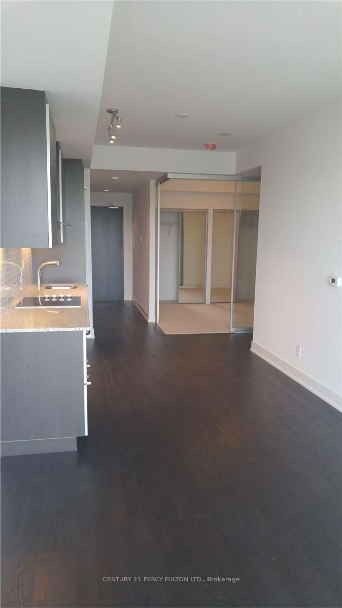 3018 Yonge St, unit 810 for rent