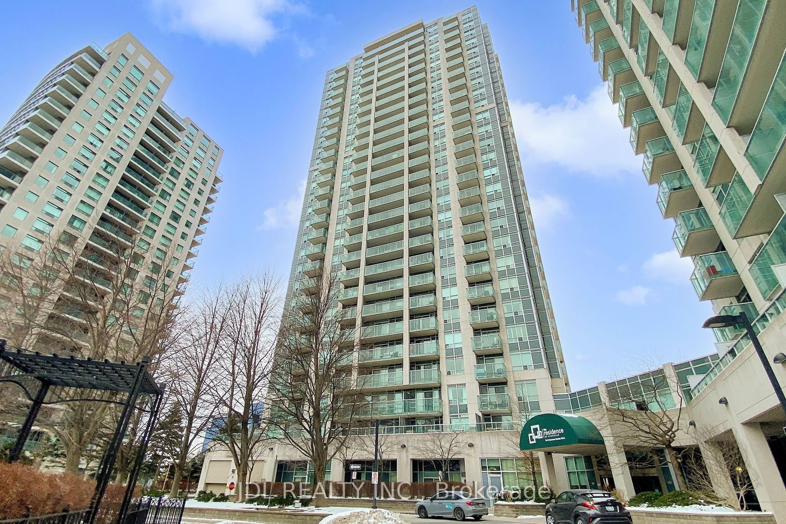 18 Harrison Garden Blvd, unit 811 for sale