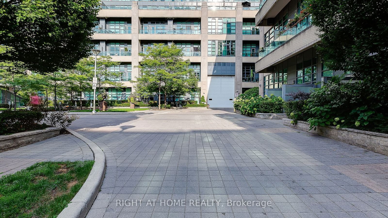 380 Macpherson Ave, unit 314 for rent