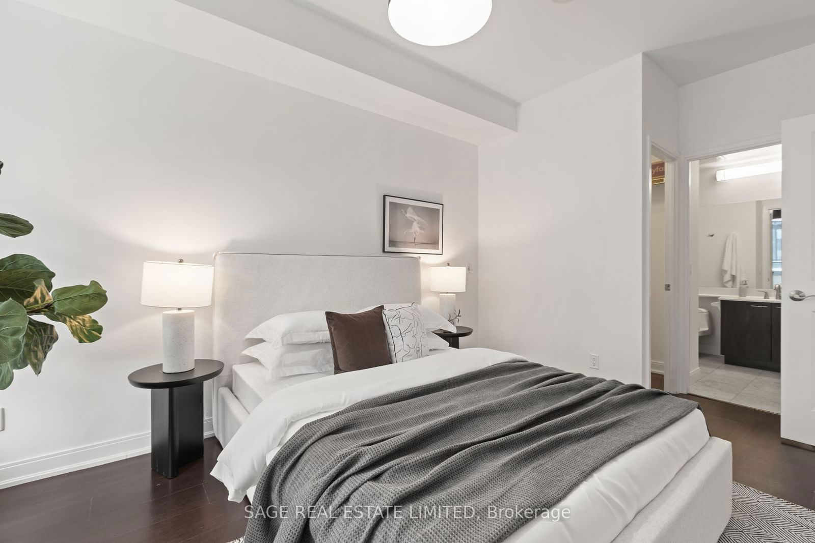 88 Broadway Ave, unit 406 for sale