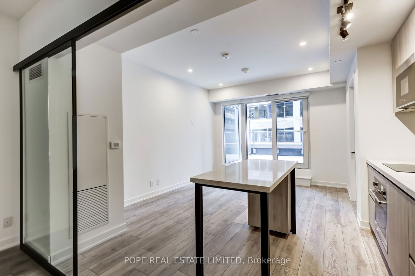 108 Peter St, unit 806 for rent