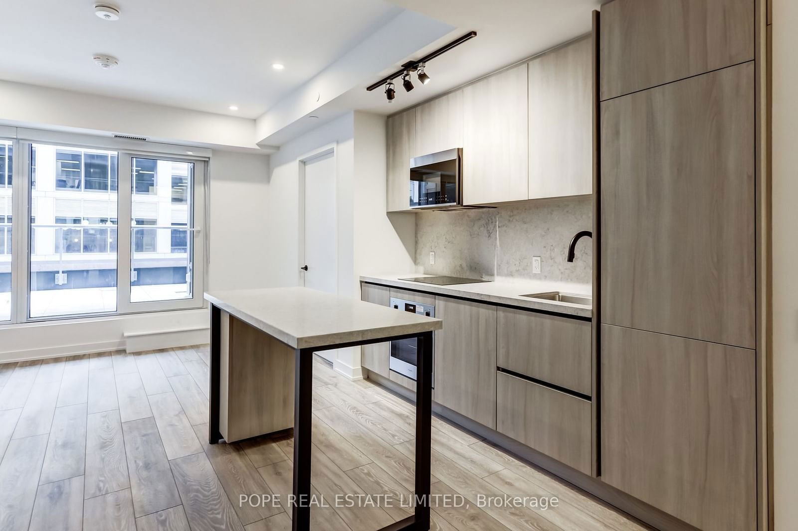 108 Peter St, unit 806 for rent