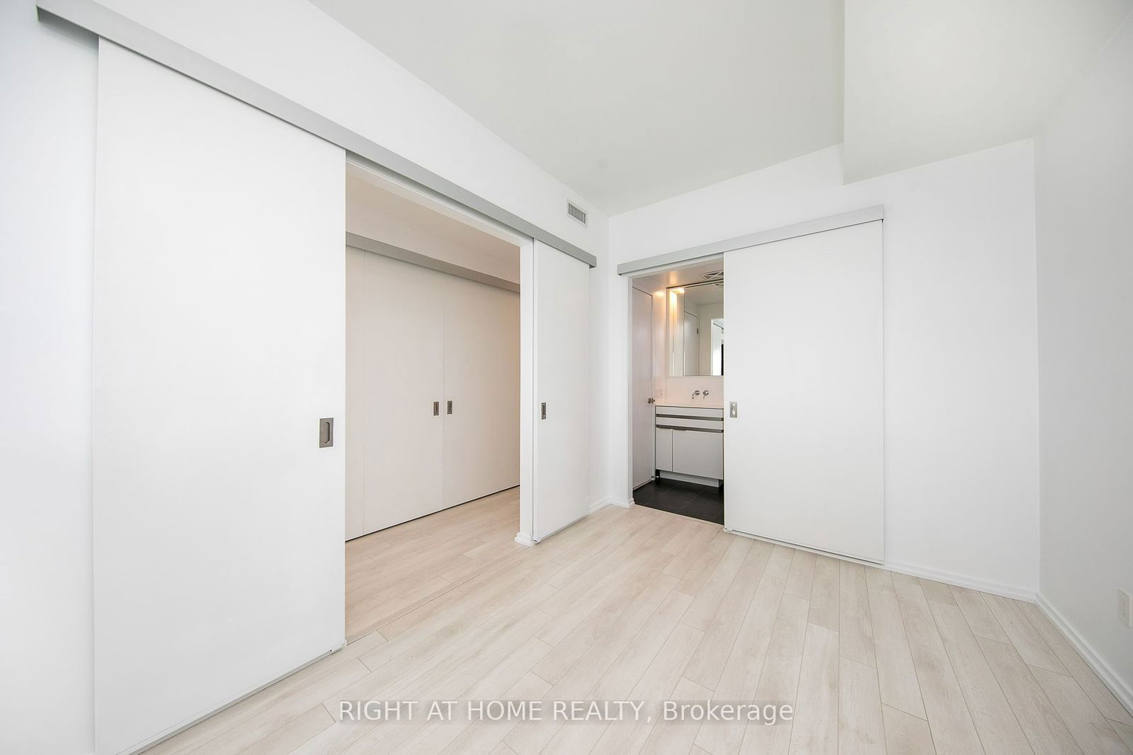 197 Yonge St, unit 5310 for sale