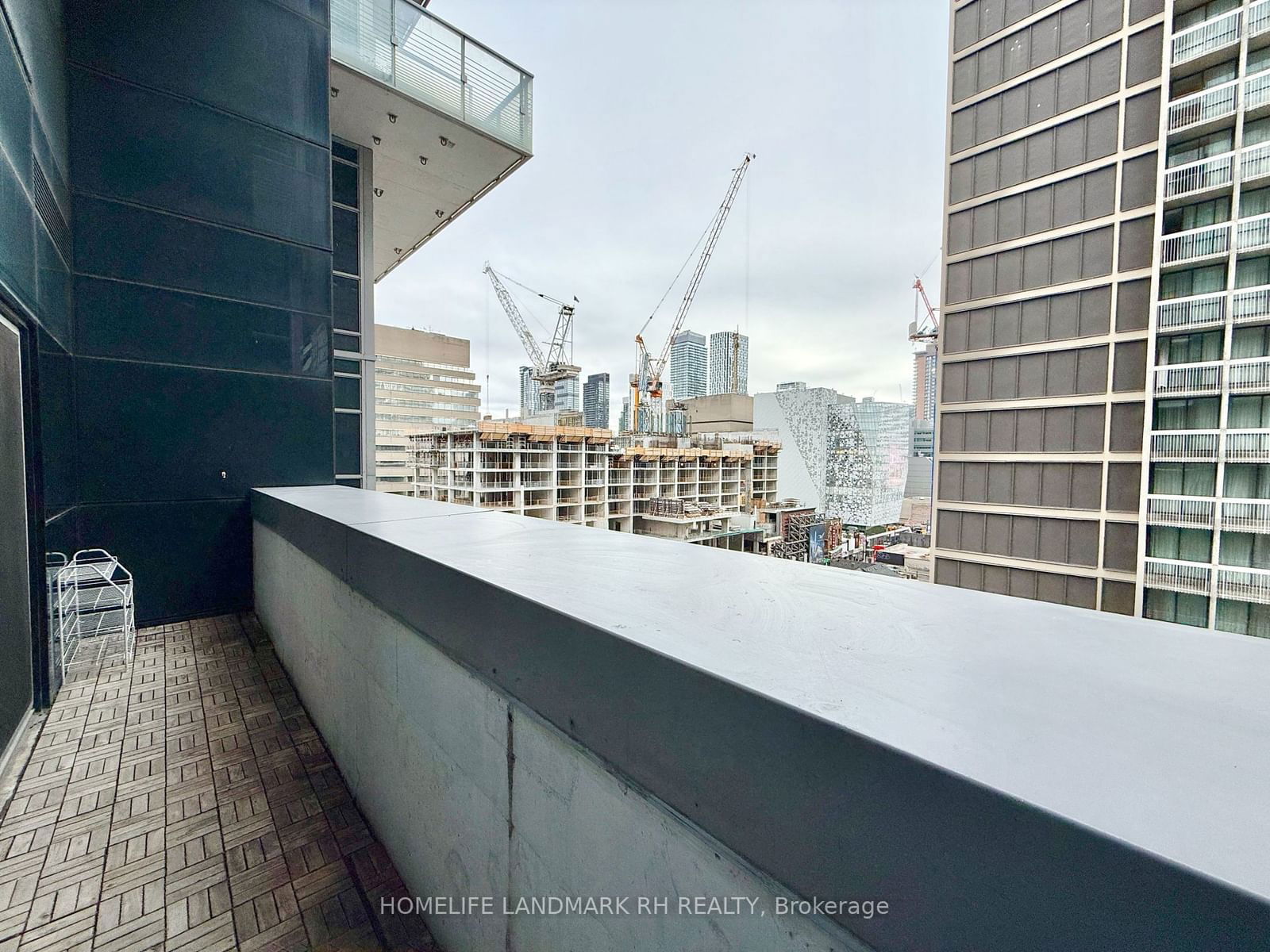 386 Yonge St, unit 512 for rent