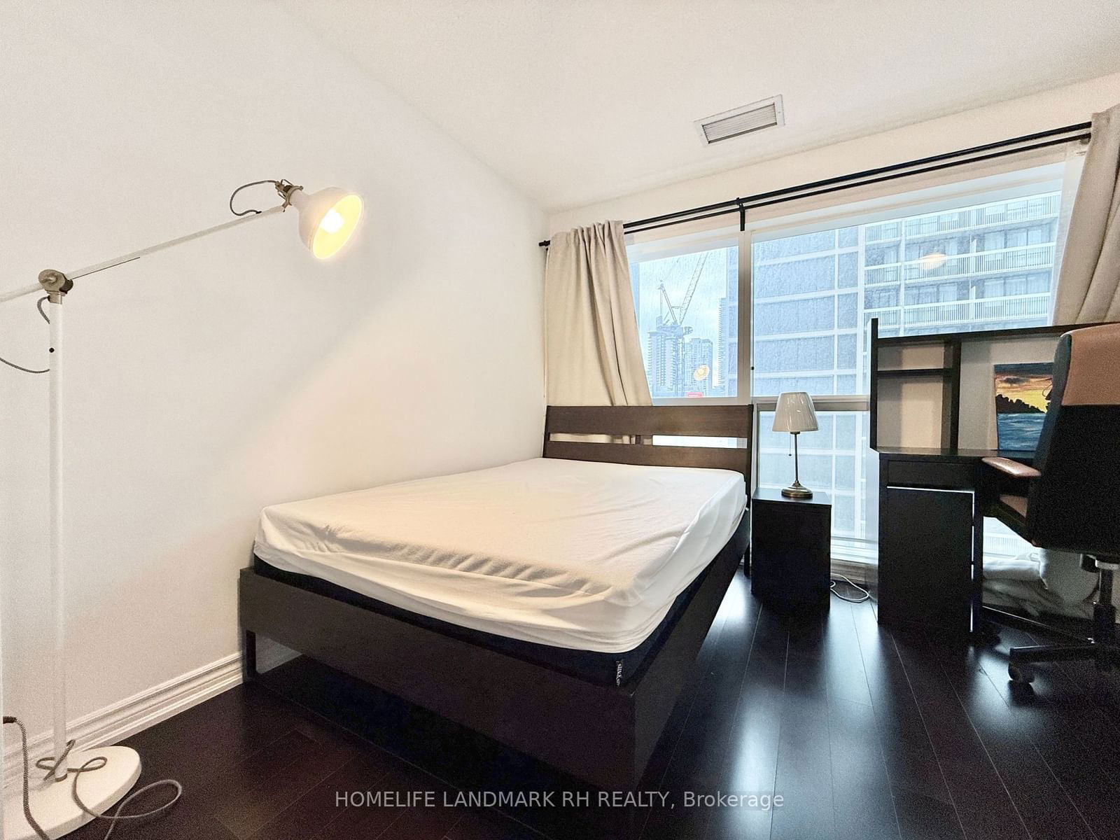 386 Yonge St, unit 512 for rent