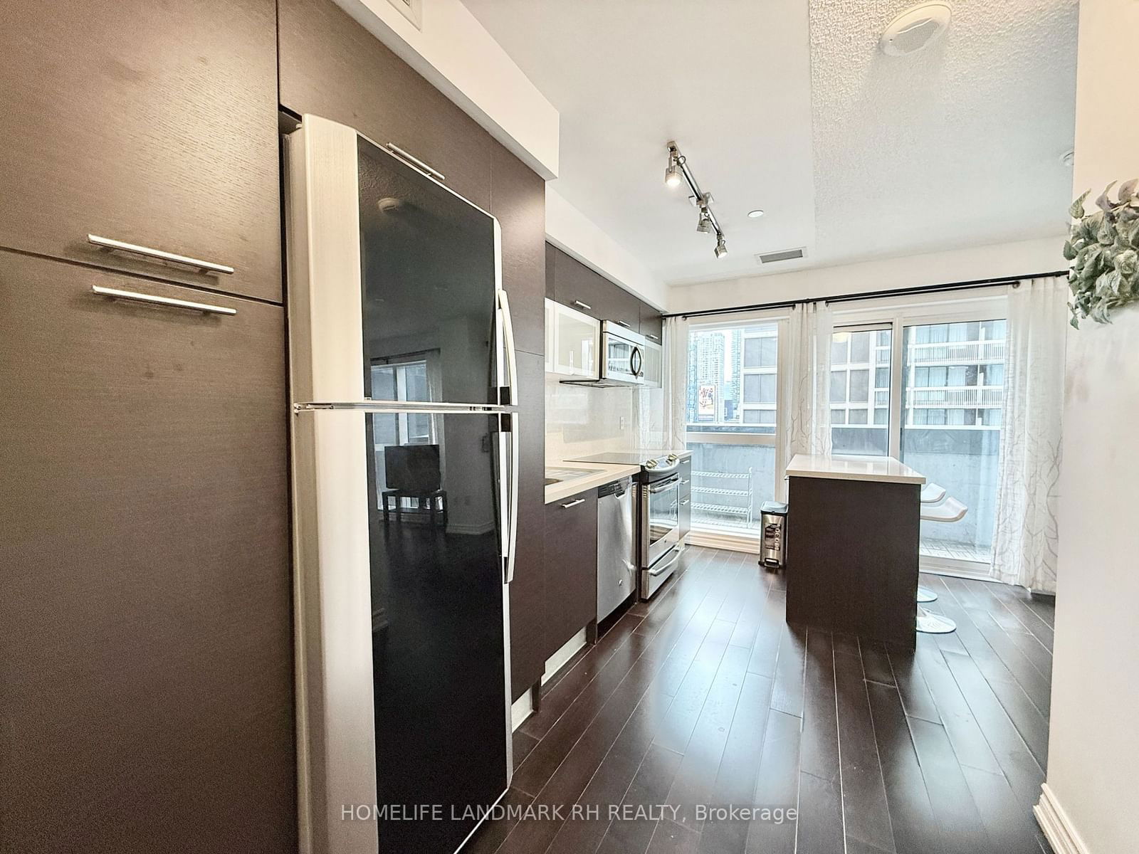 386 Yonge St, unit 512 for rent