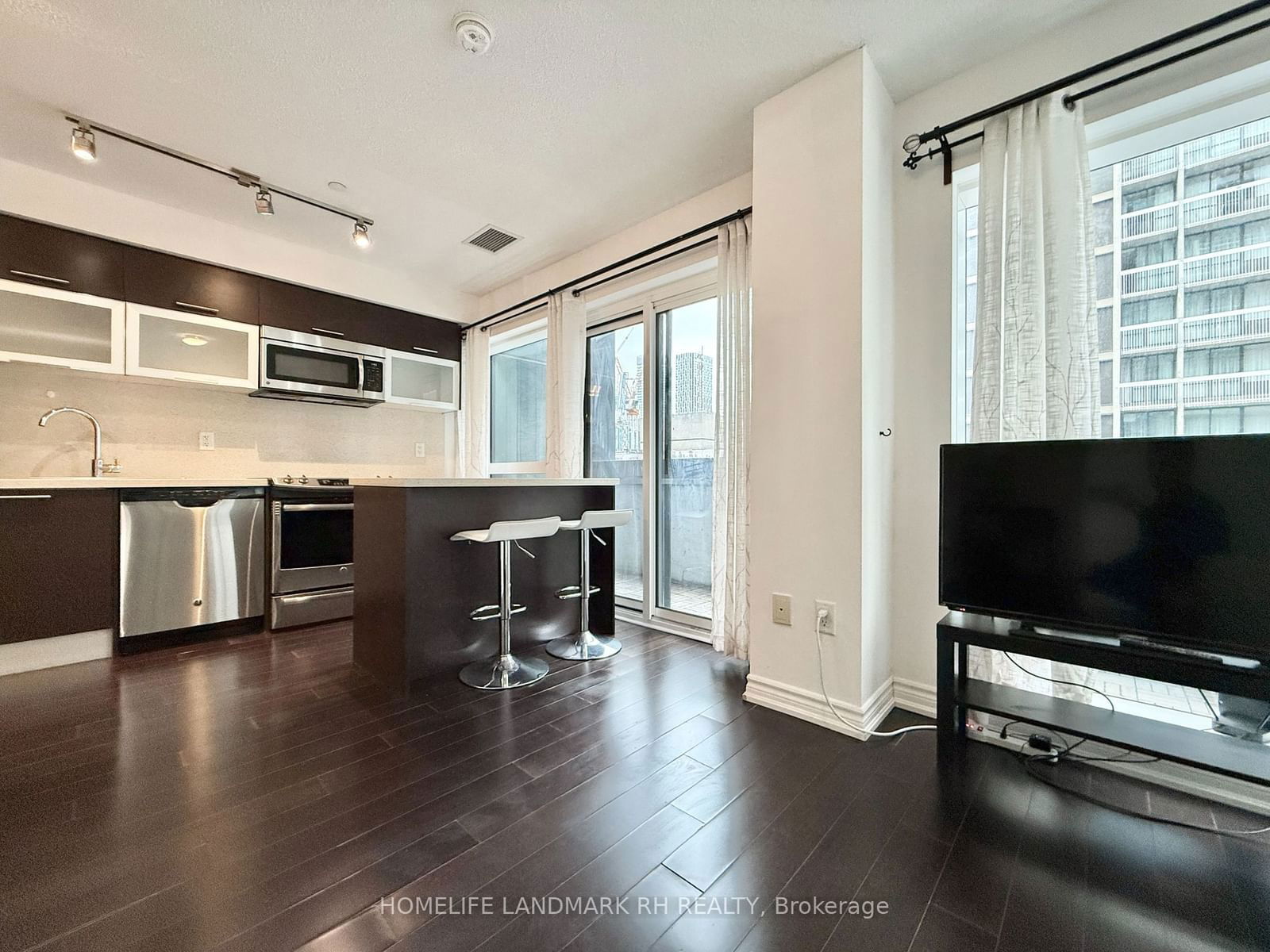 386 Yonge St, unit 512 for rent