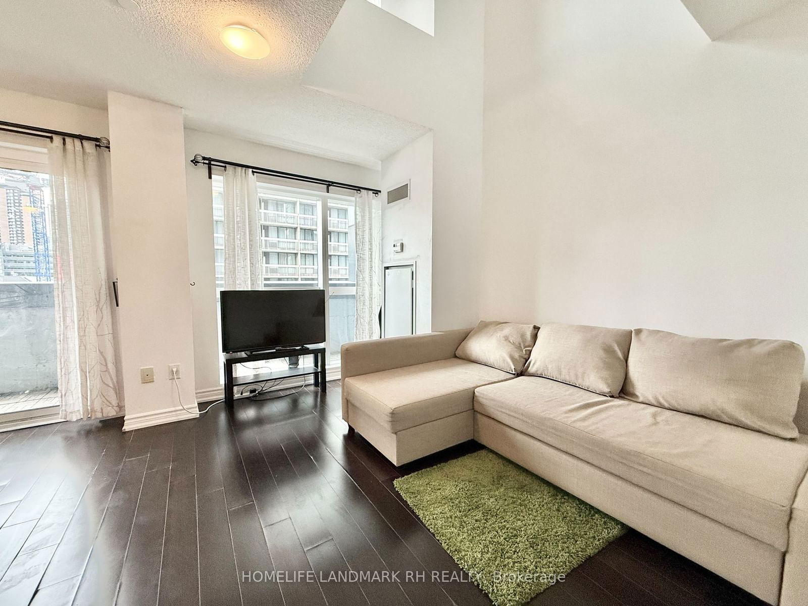 386 Yonge St, unit 512 for rent